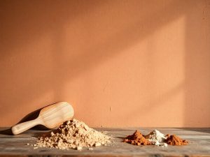 Perete tencuit cu argilă, nuanțe pământii şi textură naturală caldă