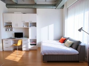 Mobilier inteligent transformă un apartament mic în spațiu generos.