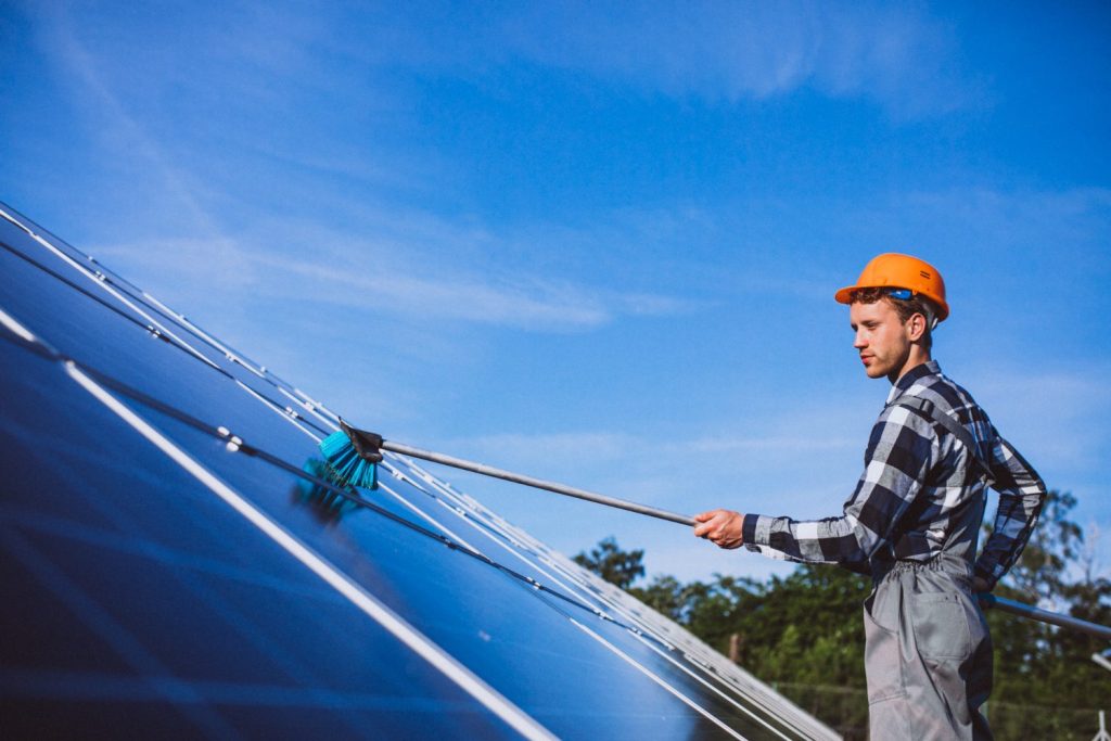 Întreținerea panourilor solare - sfaturi simple pentru a-ți maximiza producția de energie