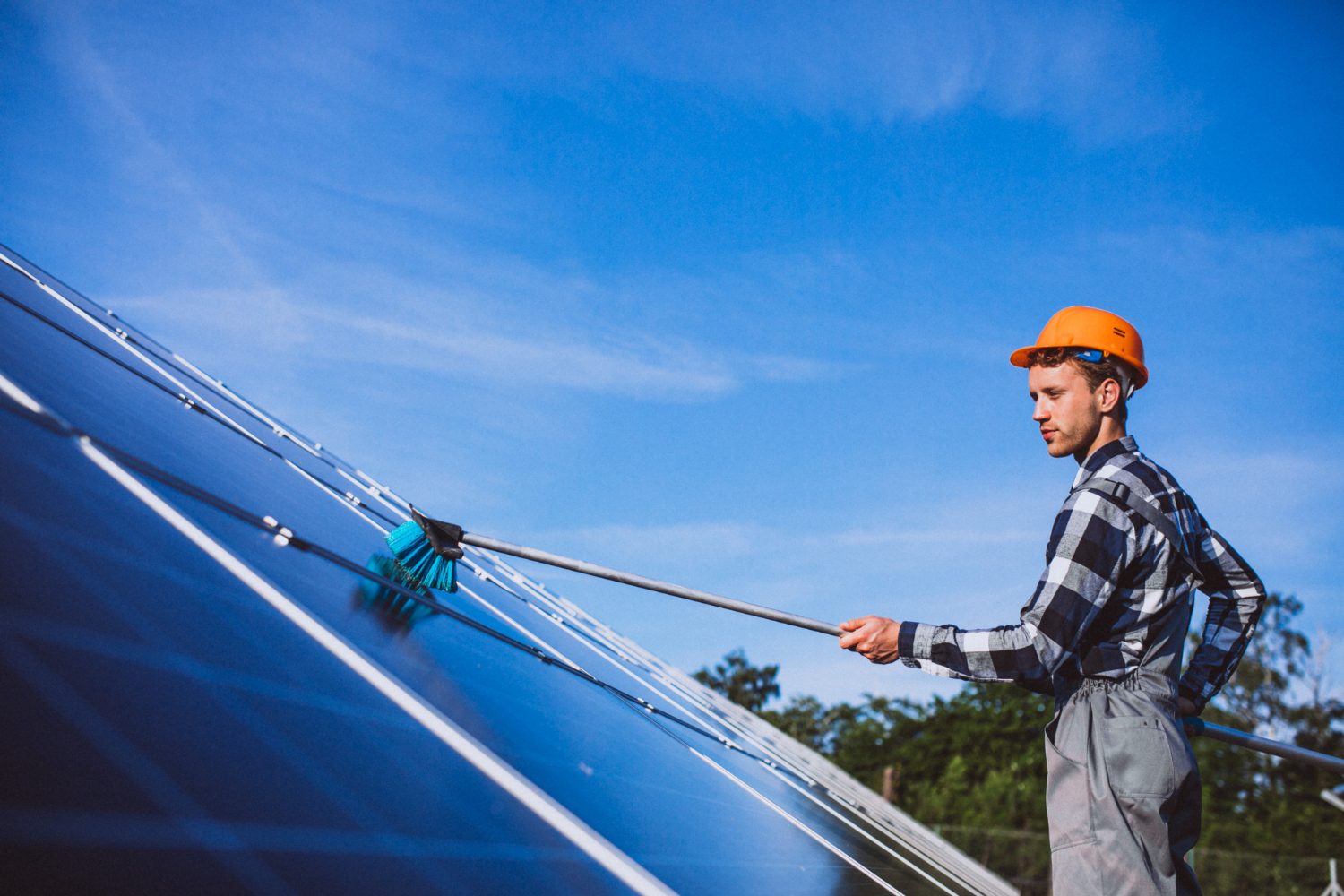 Întreținerea panourilor solare - sfaturi simple pentru a-ți maximiza producția de energie