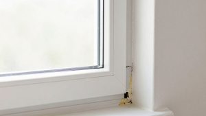 Ferestre PVC montate greșit, cu spații vizibile.